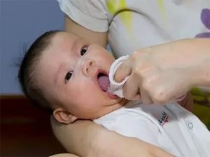 Как почистить язык от налета новорожденному