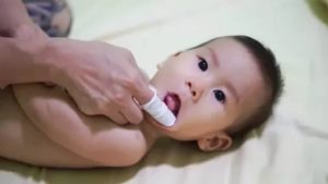 Как чистить язык новорожденному содой