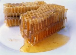 Полезно ли жевать соты с медом