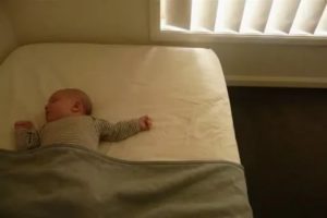 Ребенок спит при высокой температуре