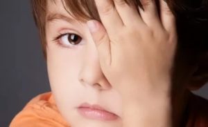 У ребенка болят глаза причины