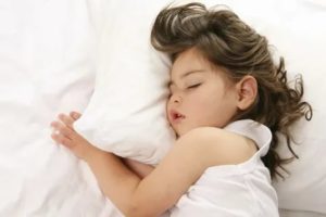 Ребенок вздыхает во сне