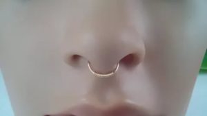 Как вставить кольцо в нос пирсинг