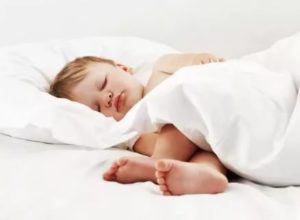 Ребенок спит при высокой температуре