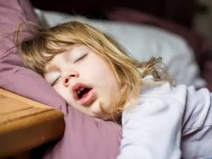 Ребенок вздыхает во сне