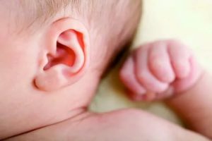 Почему ребенок теребит уши