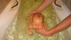 Когда можно купать новорожденного в бане