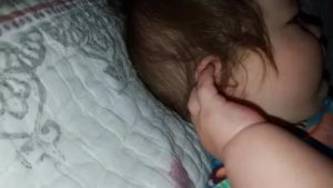 Ребенок 6 месяцев чешет ухо
