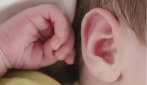 Ребенок 6 месяцев чешет ухо