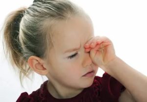 Почему у ребенка болят глаза
