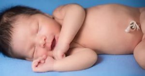 Новорожденный ребенок часто дышит во сне
