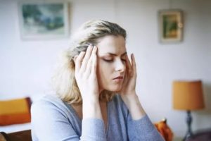 Почему болит голова после слез