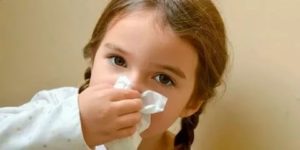 Сопли и чихание у ребенка без температуры