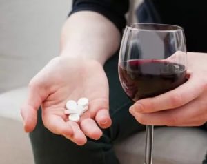 Антибиотики и бокал вина