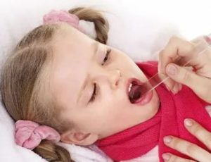 У ребенка болит горло и рвота