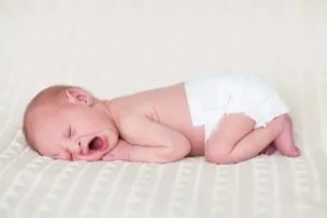 Новорожденный тяжело дышит во сне