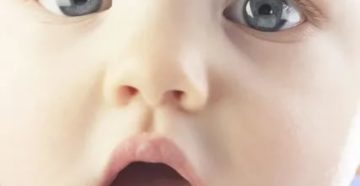 Новорожденный давится слюной