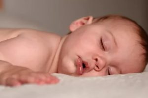 Новорожденный ребенок часто дышит во сне