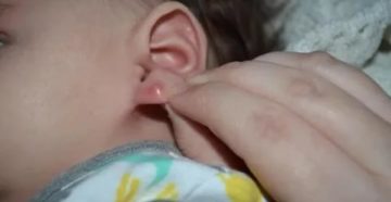 Уплотнение в мочке уха болит шарик