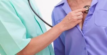 Прослушивание легких фонендоскопом