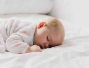 Новорожденный тяжело дышит во сне