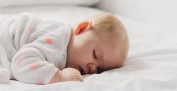 Новорожденный тяжело дышит во сне