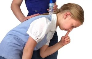 Как правильно высмаркивать нос ребенку