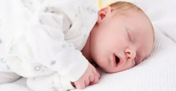 Почему новорожденный часто дышит во сне